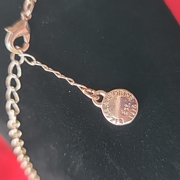 Liz Claiborne multi-gold colored stylized leaf necklace 30" chain. - Picture 4 of 4